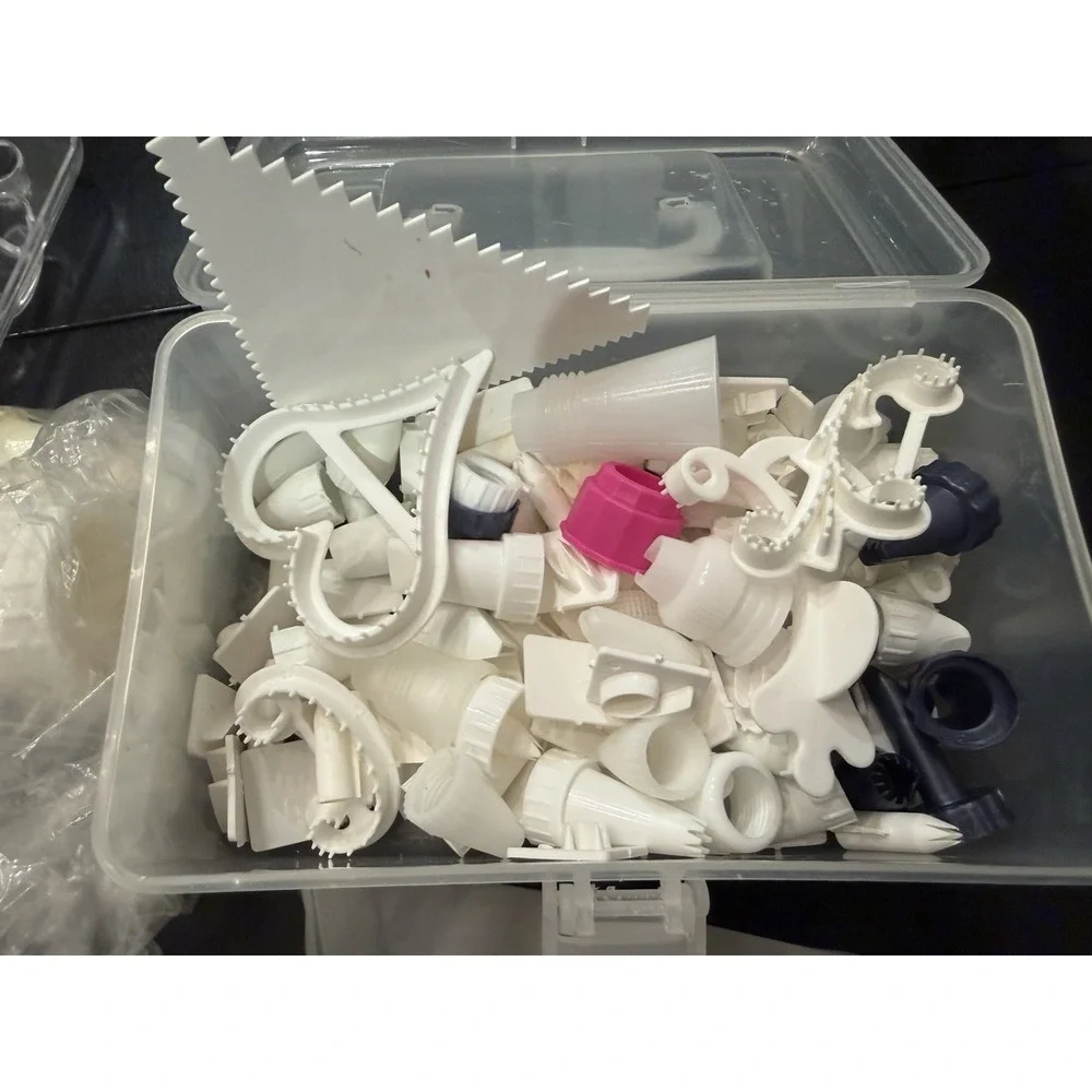 Cake Decorating Supplies Lot Metal & Plastic Tips Wilton Bags Etc Tip Carry Case